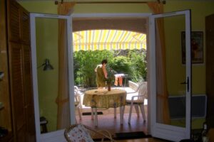 Vue sur terrasse et jardin