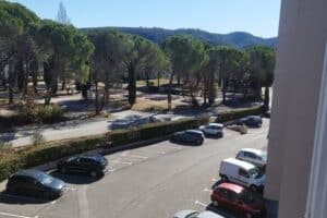 Grand Parking au pied de l'immeuble